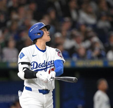 　５回、右越えソロを放ち、打球を見つめる大谷（撮影・伊藤笙子）