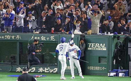 　５回、ソロを放ち生還し、スタンドを指さす大谷（撮影・吉澤敬太）