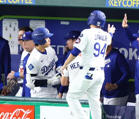 　５回、ソロを放ち、仲間とポーズを決める大谷（撮影・吉澤敬太）