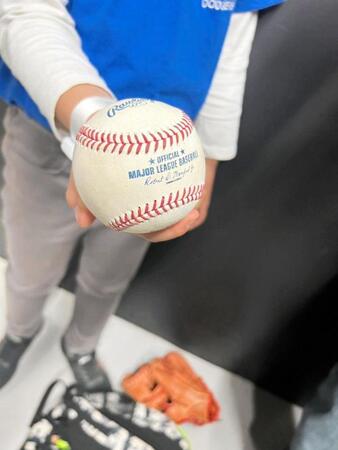 　１０歳の少年が手にした大谷のホームランボール（撮影・滋野航太）