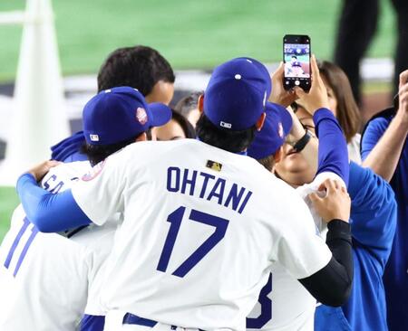 　試合後、自撮りする（左から）佐々木、大谷、山本（撮影・吉澤敬太）