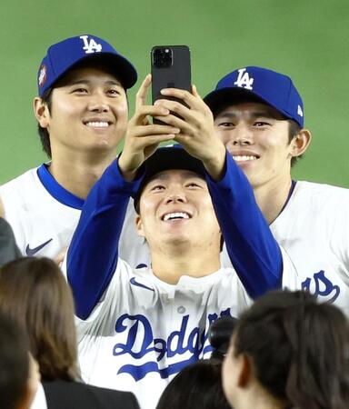 　試合を終え、記念撮影するドジャースの大谷（奥左）、佐々木（同右）、山本