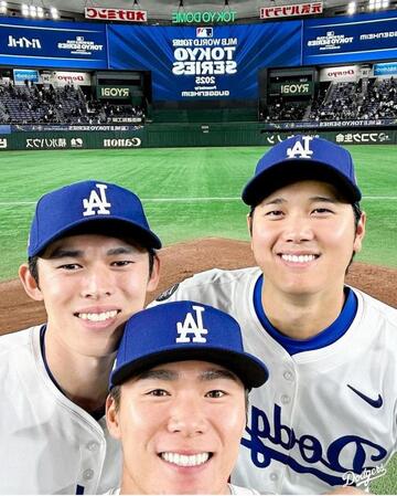 　試合後に３ショットを撮影した大谷翔平、山本由伸、佐々木朗希（ロサンゼルス・ドジャース提供）