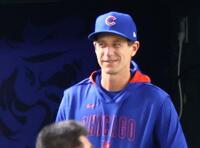 　グラウンドを見つめるカウンセル監督（撮影・吉澤敬太）