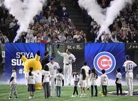 　ドジャースとの開幕戦に臨む鈴木（奥）