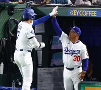 　５回、ソロを放った大谷（左）とタッチするロバーツ監督（撮影・吉澤敬太）