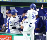 　５回、ソロを放ち、仲間とポーズを決める大谷（撮影・吉澤敬太）