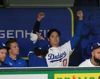 　５回、ビデオ判定の結果、本塁打が認められ、ベンチでガッツポーズの大谷（撮影・伊藤笙子）