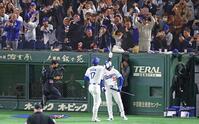 　５回、ソロを放ち生還し、スタンドを指さす大谷（撮影・吉澤敬太）