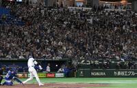 　５回、大観衆が見つめる中、右越えソロを放つ大谷（撮影・伊藤笙子）