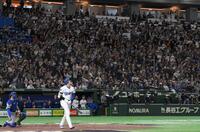 　５回、大観衆が見つめる中、右越えソロを放つ大谷（撮影・伊藤笙子）