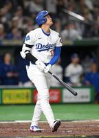 　５回、右越えソロを放ち、打球を見つめる大谷（撮影・伊藤笙子）