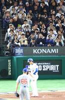 　７回、大谷が敬遠され、客席から大ブーイングが起こる（撮影・吉澤敬太）
