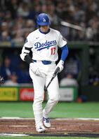 　７回、チャンスで打席を迎えるも申告敬遠が宣告され、一塁へ向かう大谷（撮影・伊藤笙子）