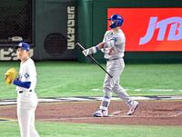 　３回、四球を選ぶ鈴木。投手は佐々木