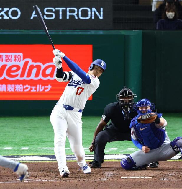 大谷翔平１号弾　跳ね返るも本塁打判定