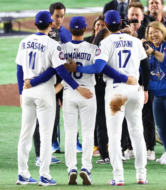 長身の2人に挟まれて必死に背伸びw 大谷、由伸、朗希が3ショット