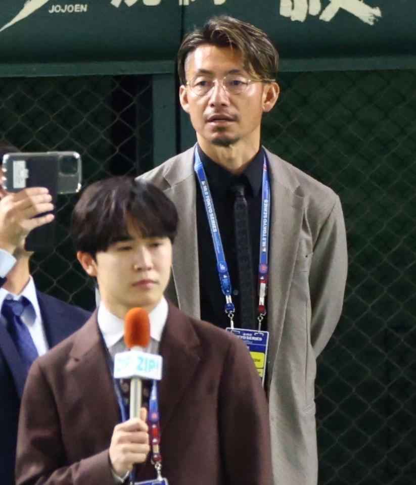 　練習を見つめる鳥谷敬氏。手前は鈴木福（撮影・吉澤敬太）