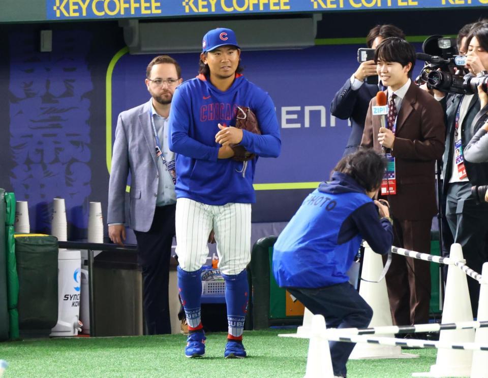 　鈴木福（右）からインタビューを受けた今永（撮影・吉澤敬太）