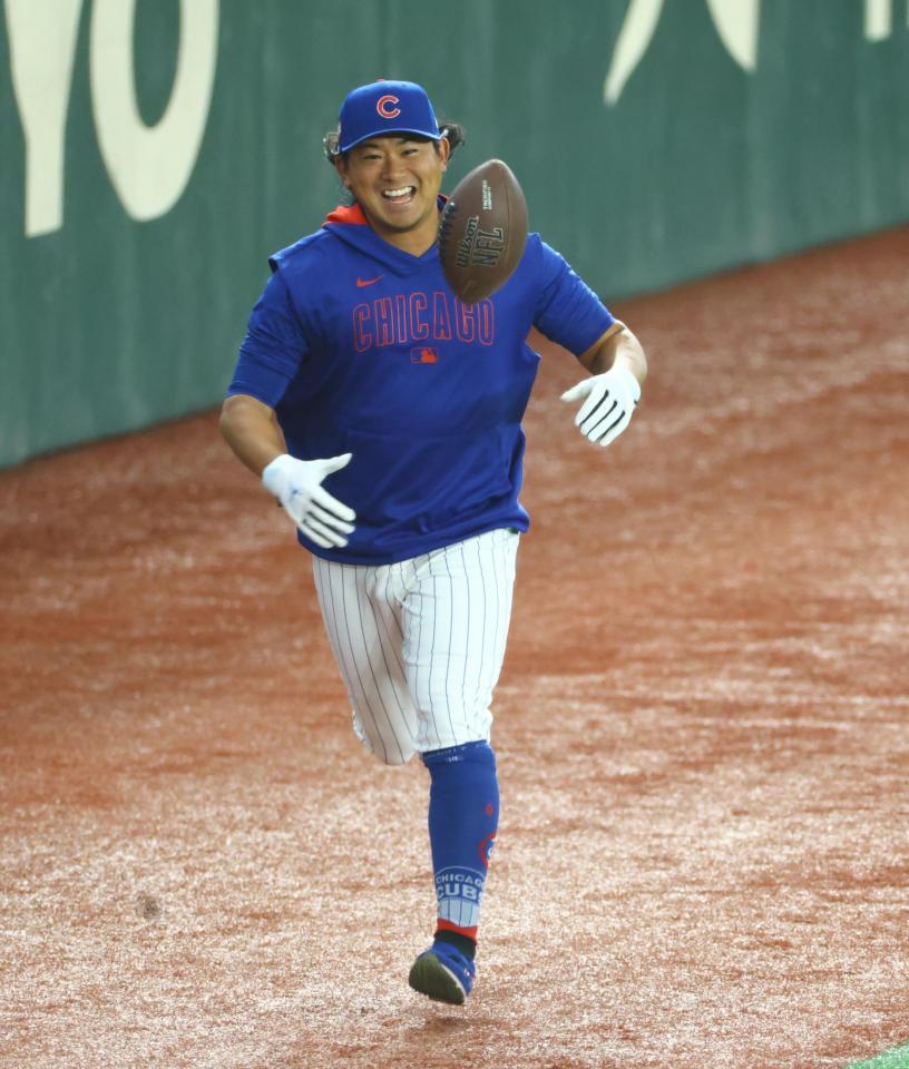 　アメフトのボールを使い練習する今永（撮影・吉澤敬太）