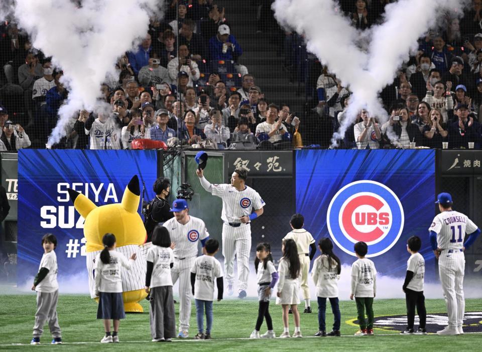 　ドジャースとの開幕戦に臨む鈴木（奥）