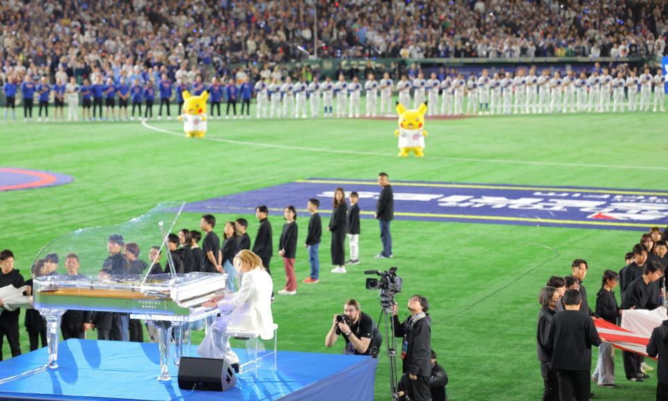 　国歌演奏するＸ　ＪＡＰＡＮのＹＯＳＨＩＫＩ（撮影・吉澤敬太）