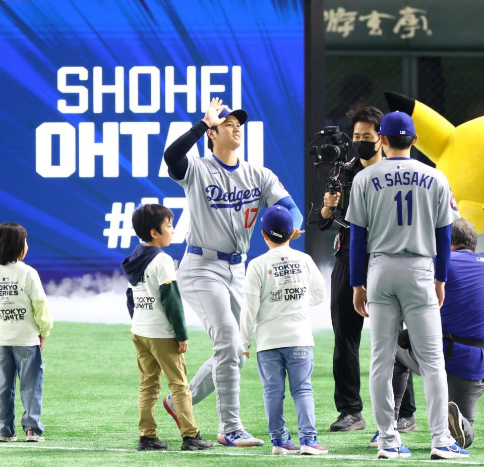 　入場した大谷（中央）。右は佐々木（撮影・吉澤敬太）