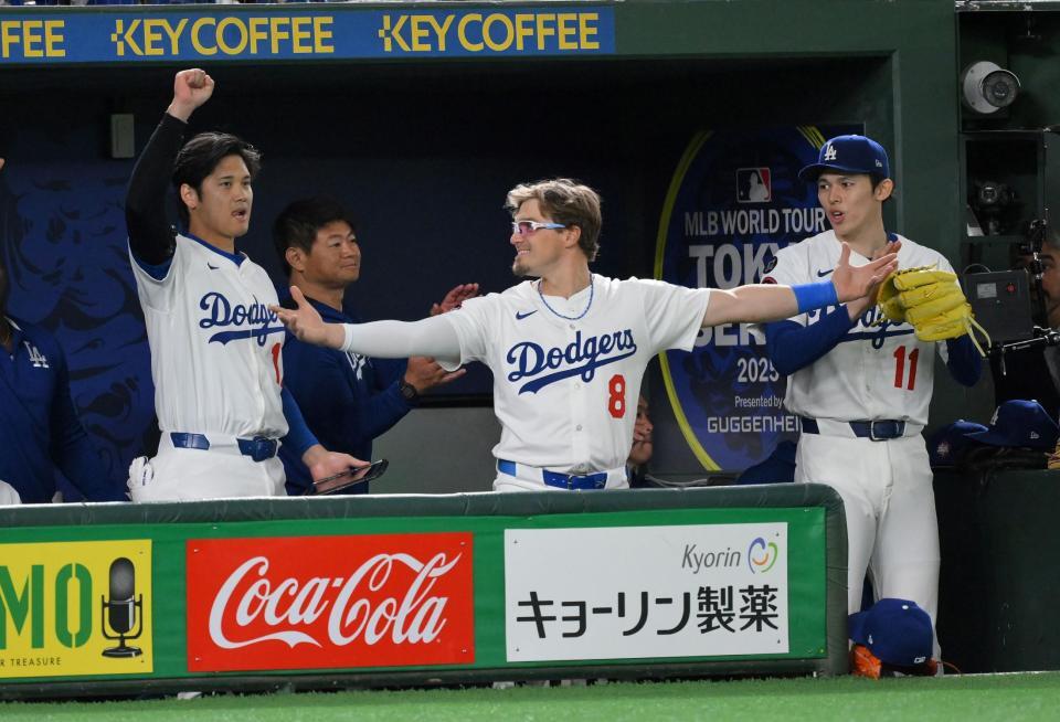 　３回、エドマンの本塁打に喜ぶ（左から）大谷、Ｋ・ヘルナンデス、佐々木（撮影・伊藤笙子）