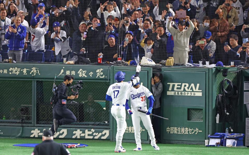　５回、ソロを放ち生還し、スタンドを指さす大谷（撮影・吉澤敬太）