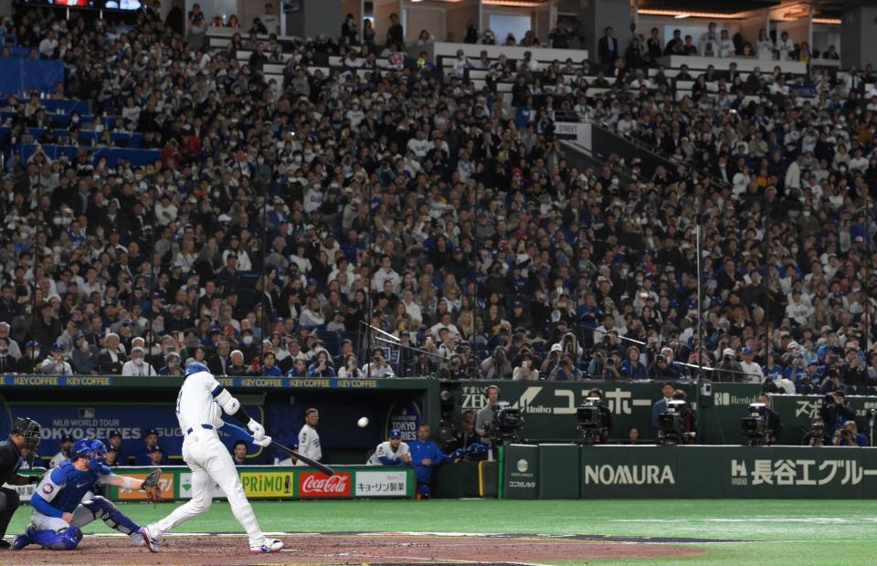 　５回、大観衆が見つめる中、右越えソロを放つ大谷（撮影・伊藤笙子）