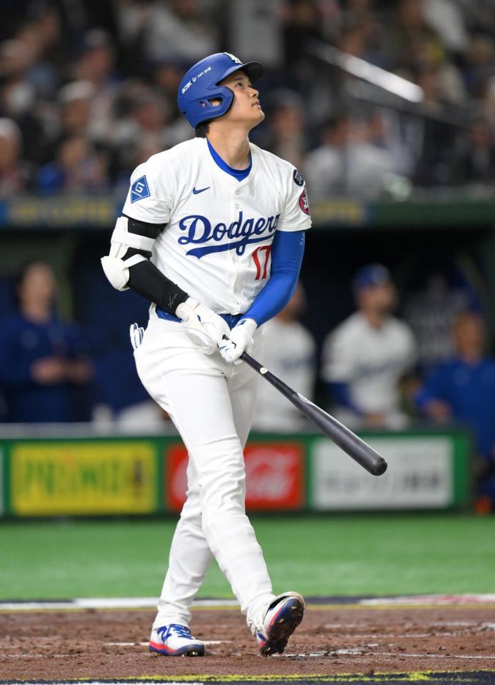 　５回、右越えソロを放ち、打球を見つめる大谷（撮影・伊藤笙子）