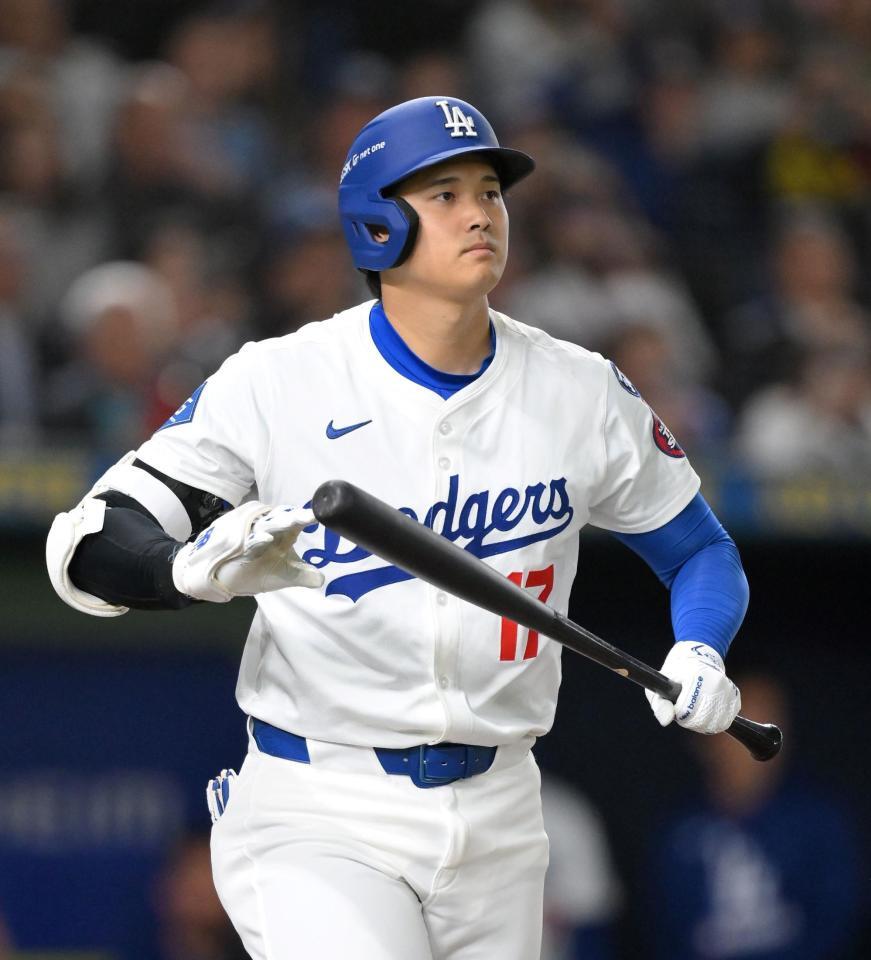 　９回、２打席連続の四球を選び出塁する大谷（撮影・伊藤笙子）