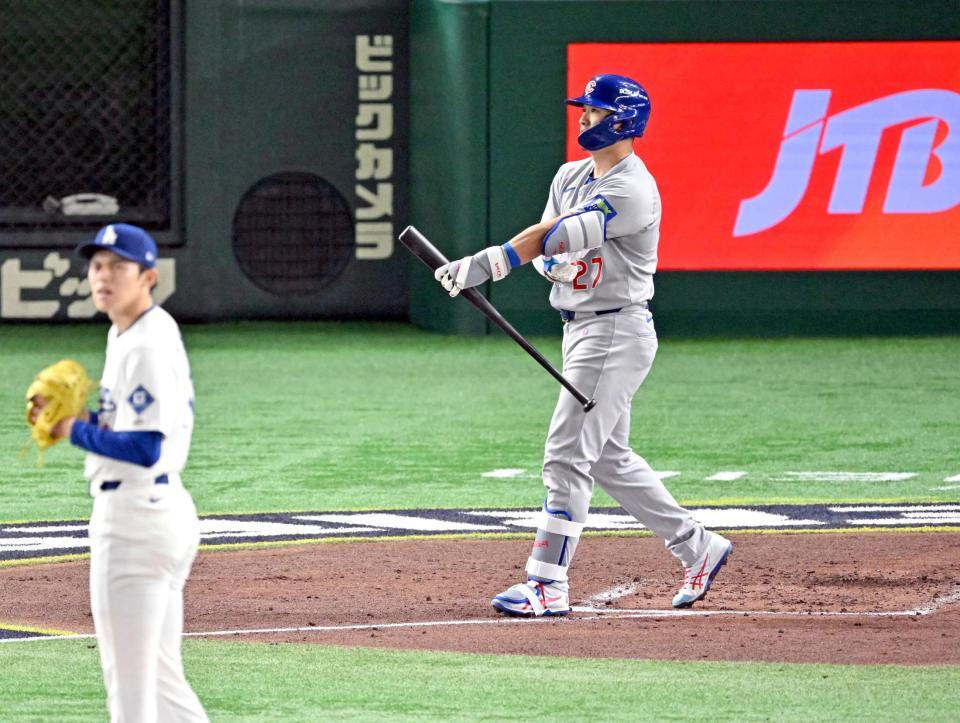 　３回、四球を選ぶ鈴木。投手は佐々木