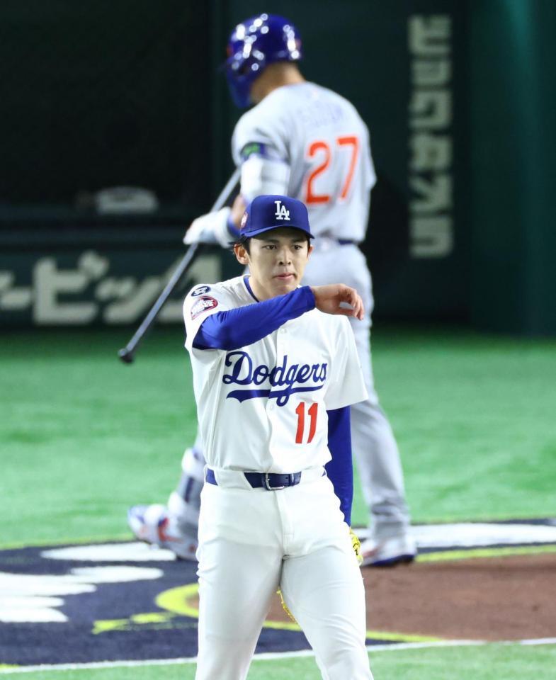 　１回、鈴木を空振り三振に仕留めた佐々木（撮影・吉澤敬太）