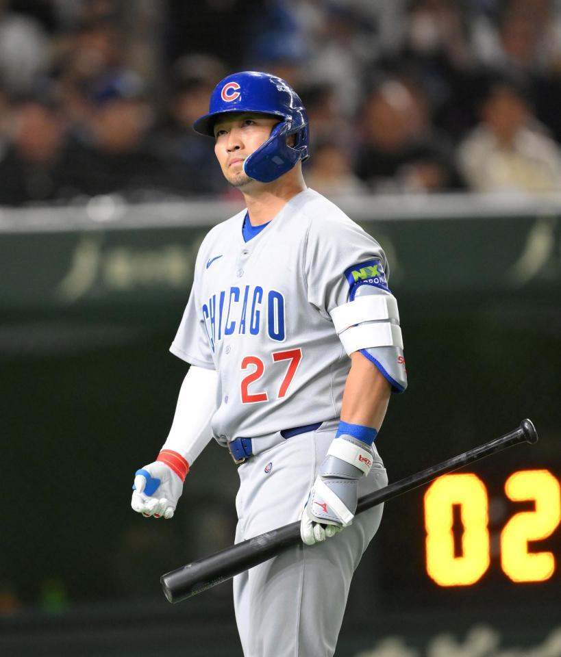 　９回、空振り三振に倒れ、首をかしげる鈴木（撮影・伊藤笙子）