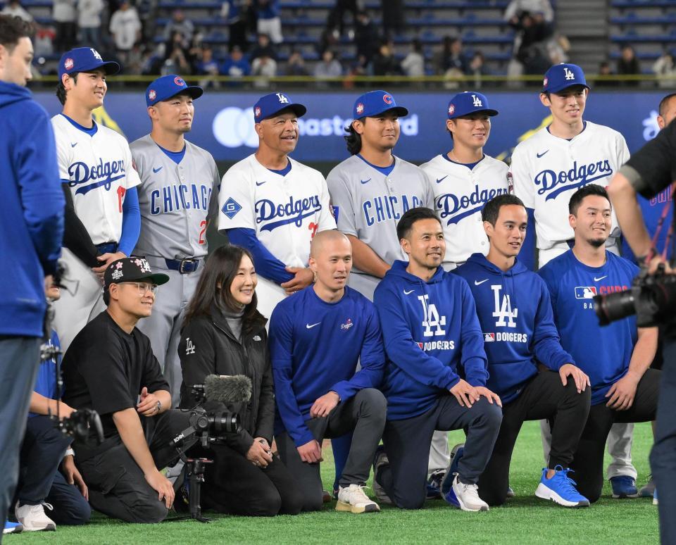 　試合後に記念撮影する（左から）大谷、鈴木、ロバーツ監督、今永、山本、佐々木（撮影・伊藤笙子）