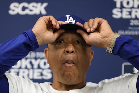 　試合後の記者会見に臨むロバーツ監督（代表撮影）