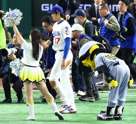 　試合後、ヒーローインタビューへ向かう大谷翔平にお辞儀するトラッキー（右）＝撮影・吉澤敬太