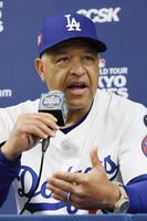 　試合後の記者会見に臨むロバーツ監督（代表撮影）