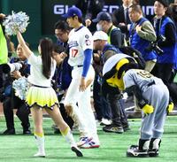 　試合後、ヒーローインタビューへ向かう大谷翔平にお辞儀するトラッキー（右）＝撮影・吉澤敬太