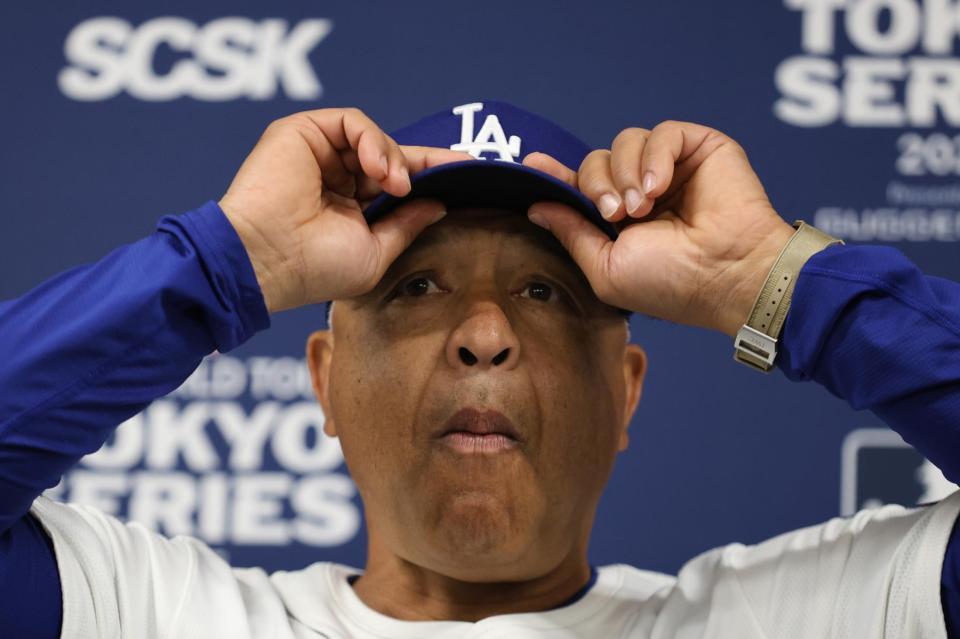 　試合後の記者会見に臨むロバーツ監督（代表撮影）