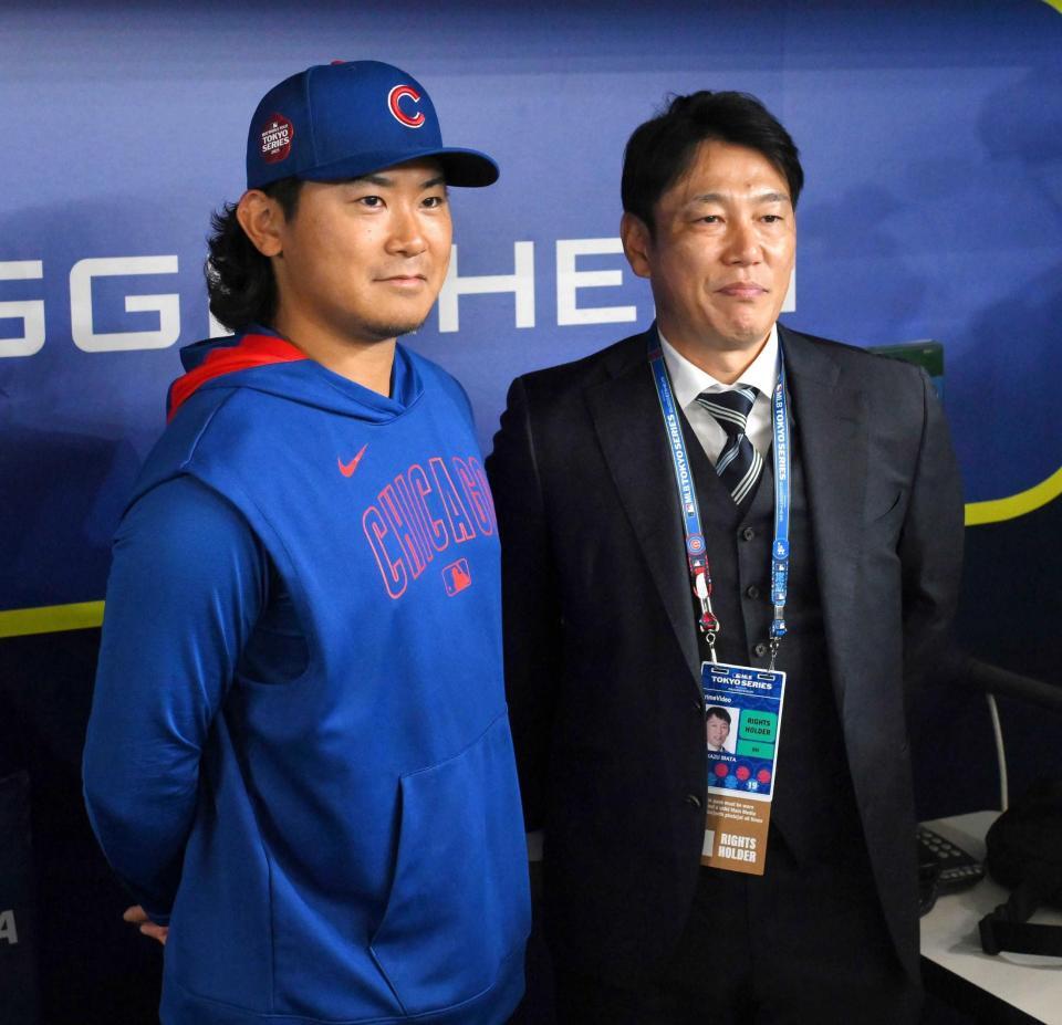 　視察に訪れた侍ジャパン・井端監督（右）と記念撮影する今永（撮影・伊藤笙子）