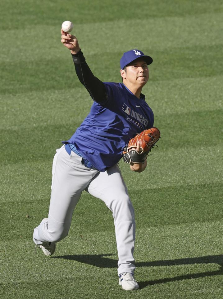 　試合前、キャッチボールする大谷（共同）