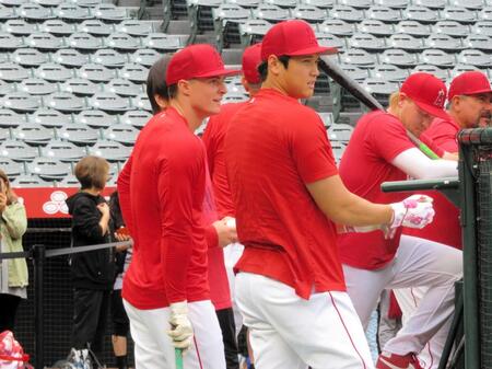 　大谷と言葉を交わすモニアック（左）＝２３年５月撮影