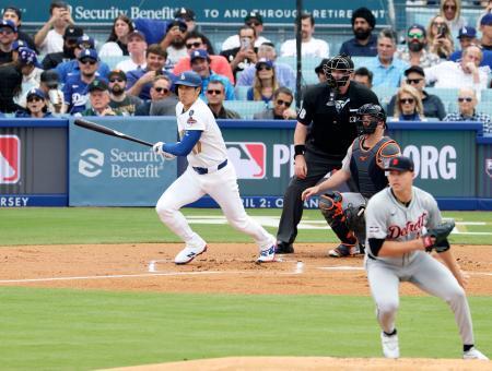 　タイガース戦の１回、一ゴロに倒れるドジャース・大谷。投手スクバル＝ロサンゼルス（共同）