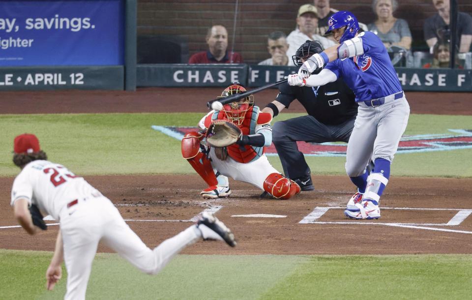 　１回、ゴロを放つ鈴木。三塁手の失策で出塁した（共同）