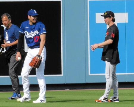 　キャッチボール中、前田に声をかけられ笑みを浮かべる大谷（撮影・小林信行）