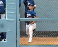 　ブルペンで投球練習を行う大谷（撮影・小林信行）