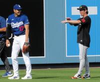 　キャッチボールの合間に談笑する大谷と前田（撮影・小林信行）