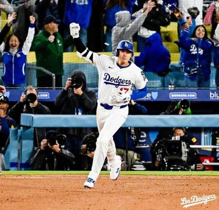 　９回、サヨナラ本塁打を放った大谷（ロサンゼルス・ドジャース提供）